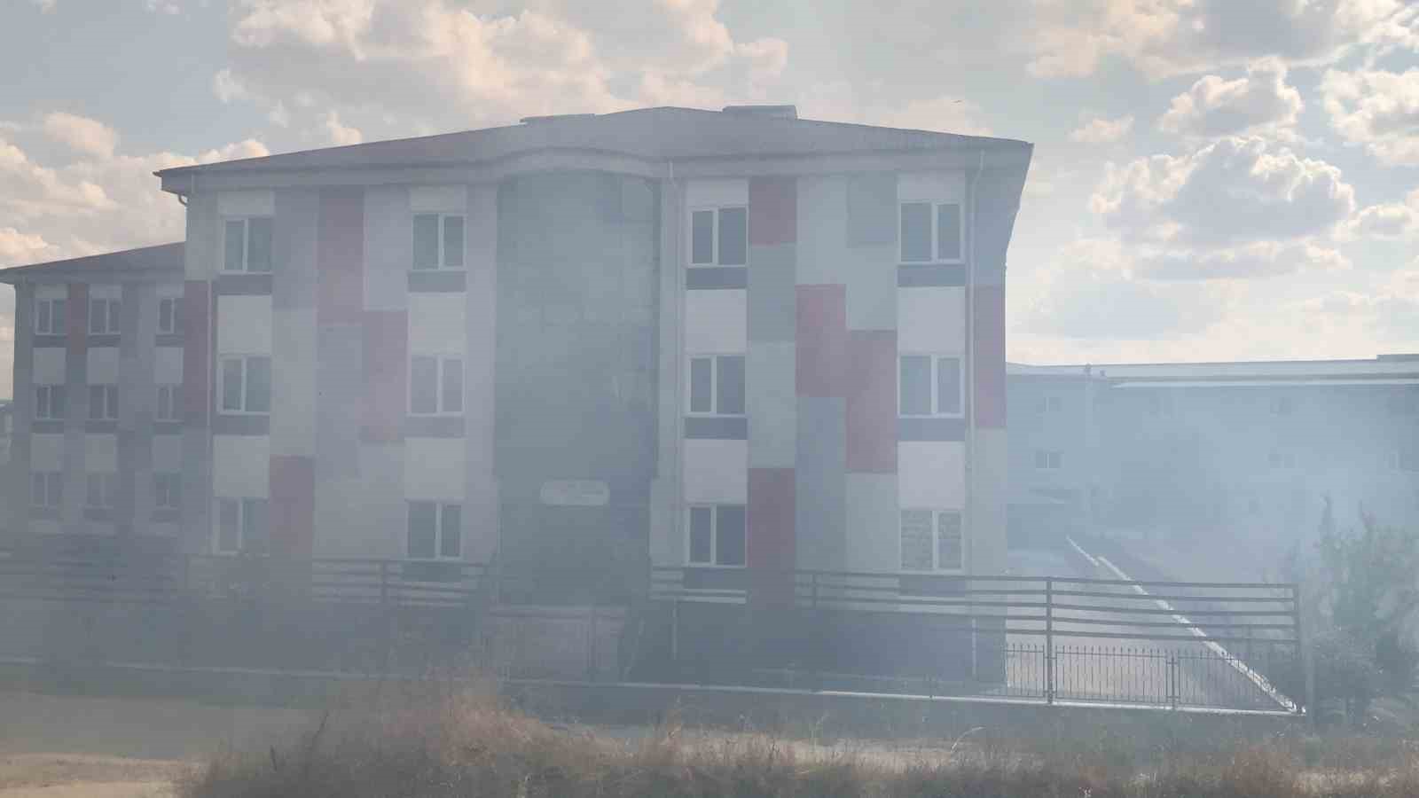 Edirne&rsquo;de anız yangını okula ve otoparka sı&ccedil;ramadan s&ouml;nd&uuml;r&uuml;ld&uuml;
