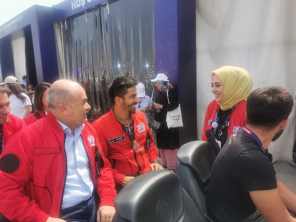 Vali Dağlı, TEKNOFEST&rsquo;te Sel&ccedil;uk Bayraktar ve gen&ccedil;lerle buluştu
