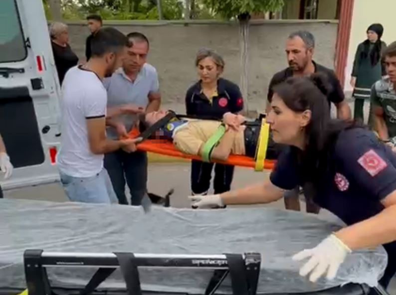 Otomobille &ccedil;arpışan motosiklet s&uuml;r&uuml;c&uuml;s&uuml; ağır yaralandı
