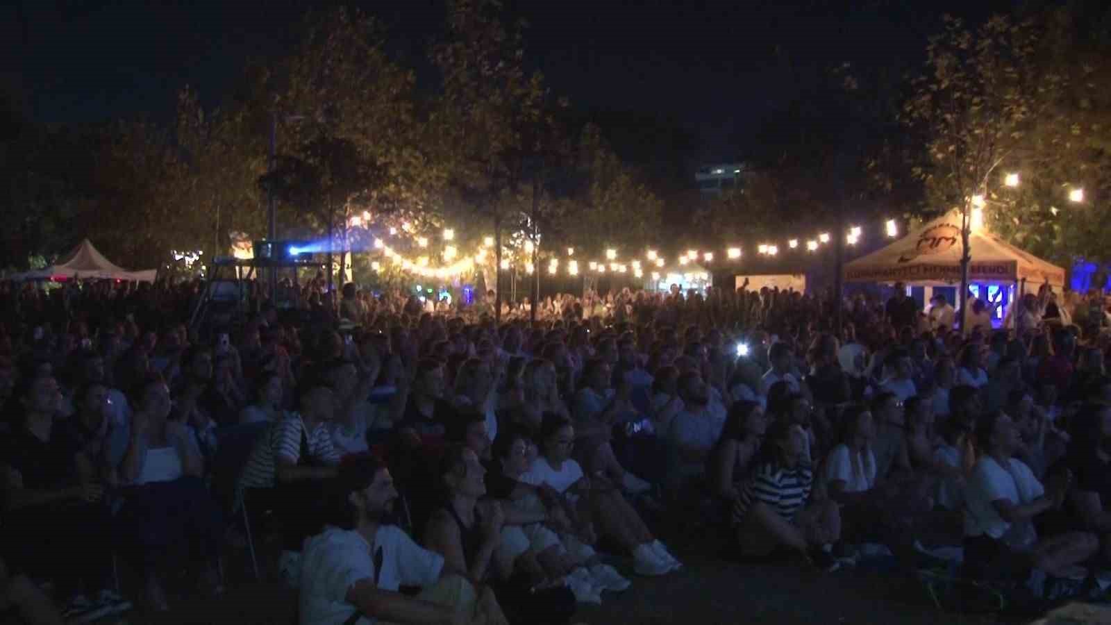 Kalamış Atat&uuml;rk Parkı&rsquo;nda dev ekranda milli ma&ccedil; coşkusu
