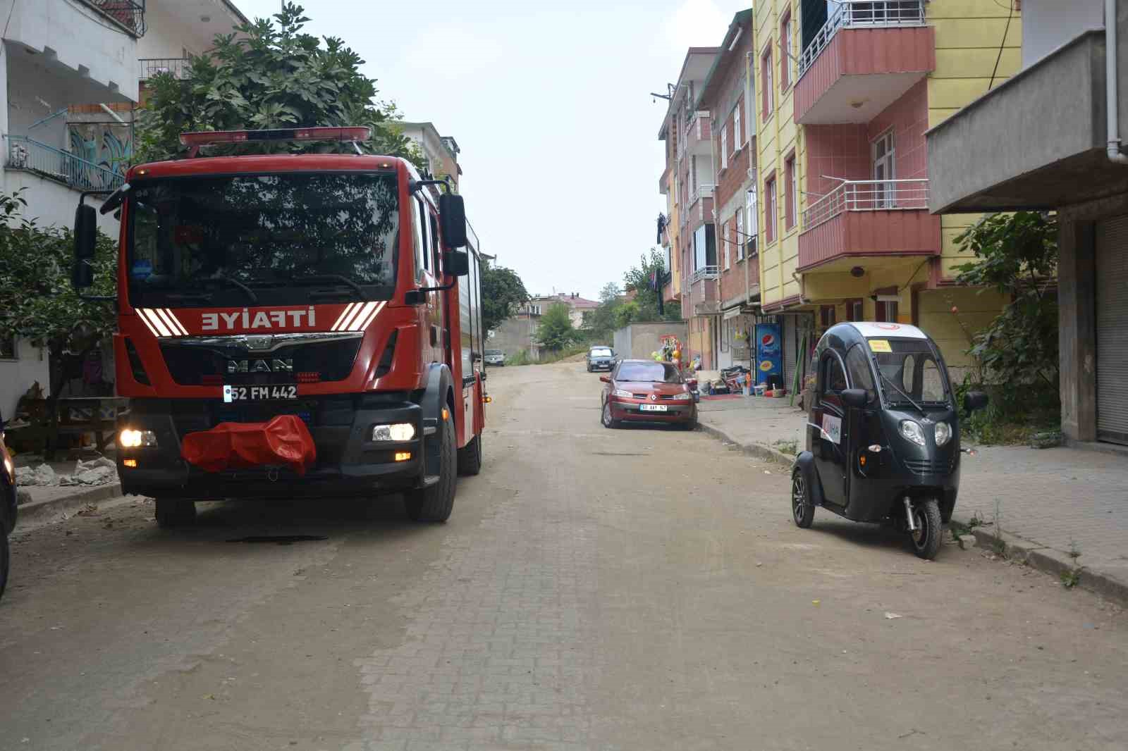 Yanan karton ve kağıtlar apartmanda paniğe neden oldu