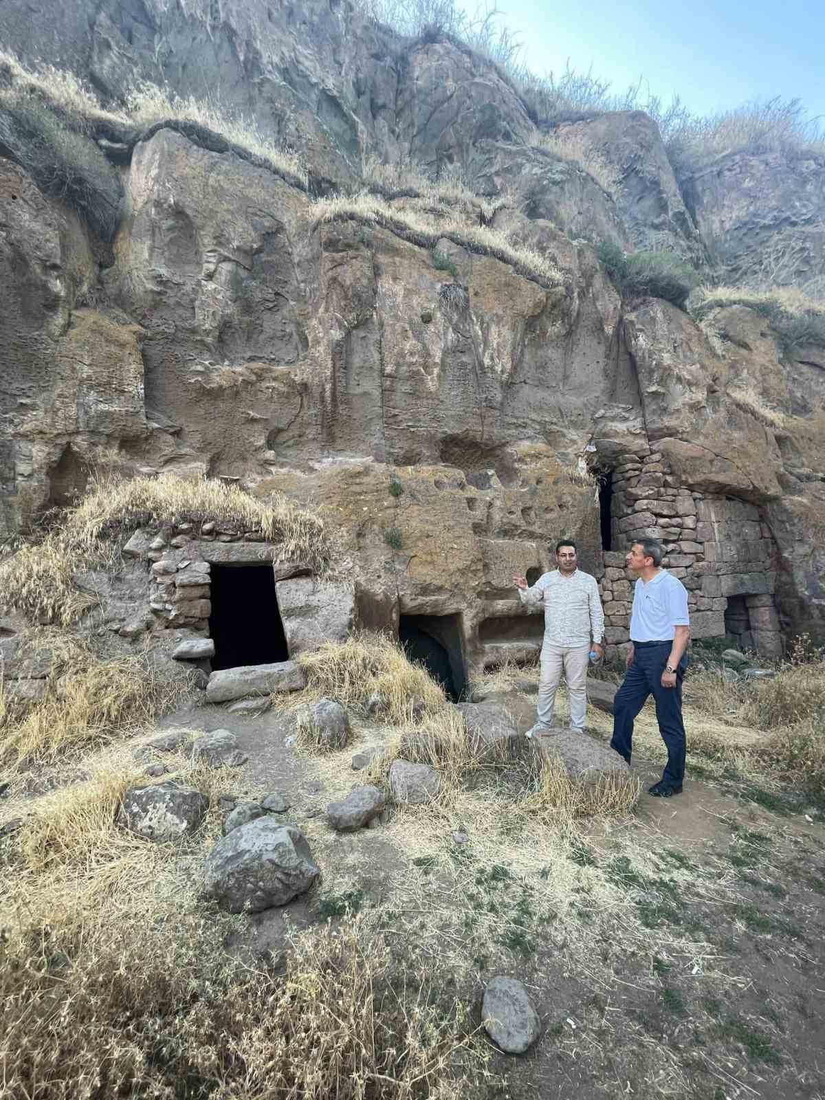Vali Kara&ouml;meroğlu tarihi ve doğal mekanları gezmeye devam ediyor
