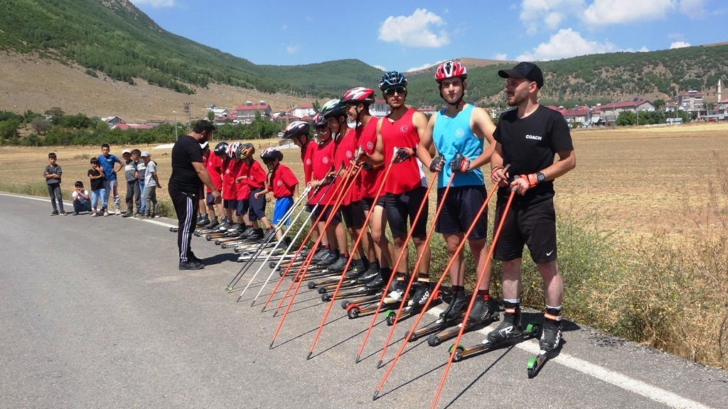 Tekerlekli kayak sporcuları k&ouml;y yolunda yarışlara hazırlanıyor
