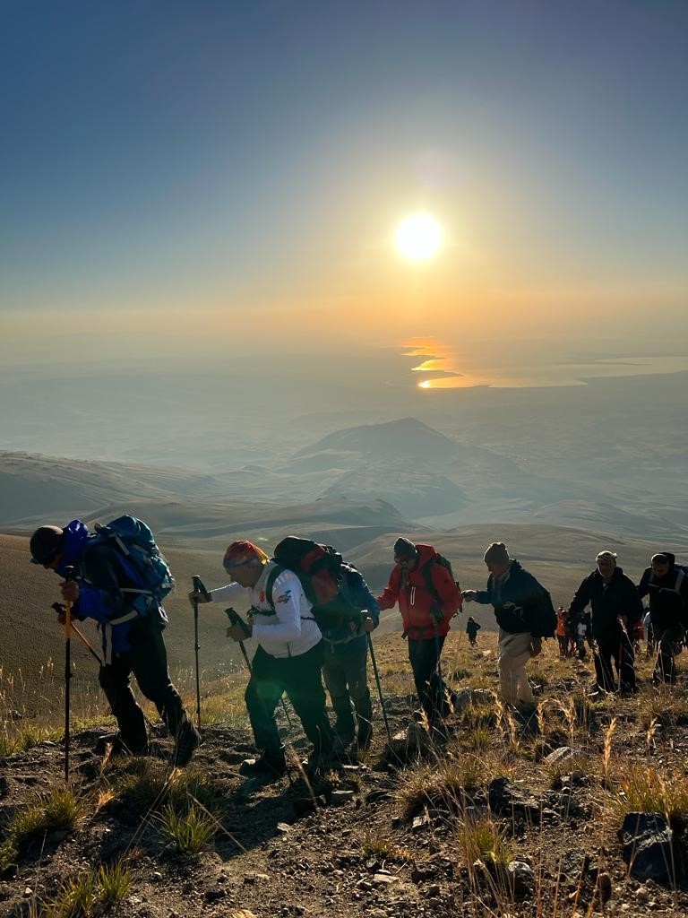 Dağcı Tarık B&uuml;nyamin Kaya anısına S&uuml;phan Dağı&rsquo;na tırmanış yapıldı
