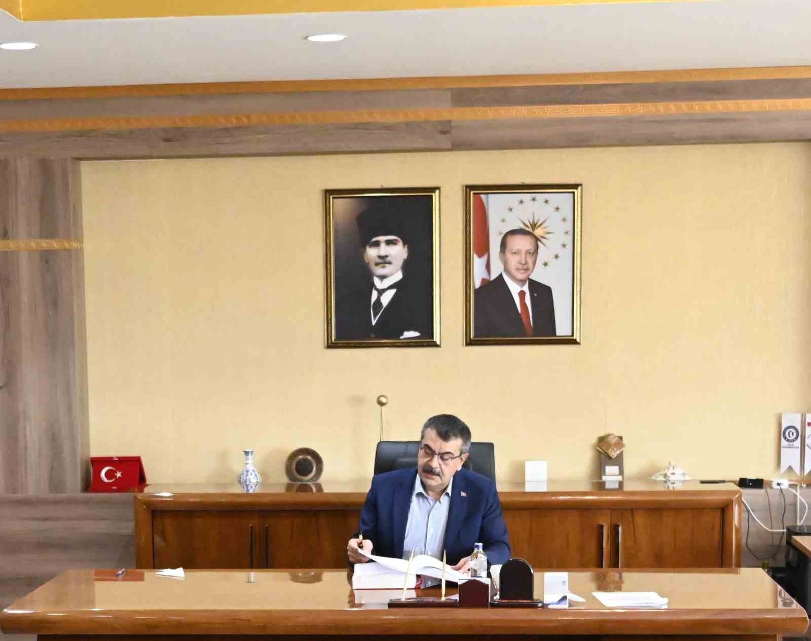 Milli Eğitim Bakanı Tekin, Rektör Savaş ile bir araya geldi