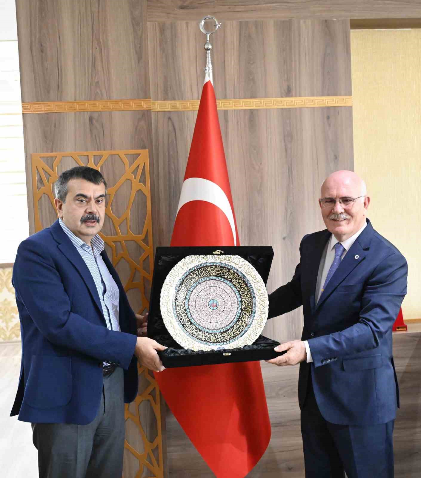 Milli Eğitim Bakanı Tekin, Rekt&ouml;r Savaş ile bir araya geldi
