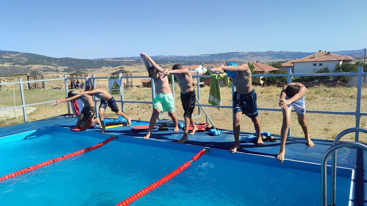 &Ccedil;ekerek&rsquo;te &ldquo;Y&uuml;zme Bilmeyen kalmasın&rdquo; projesi ile 150 gen&ccedil; y&uuml;zme &ouml;ğrendi
