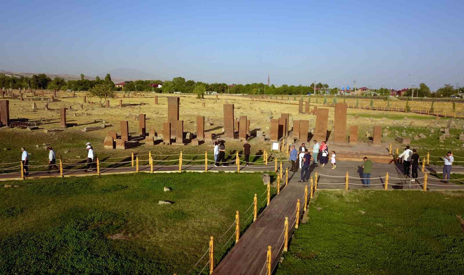 Cumhurbaşkanı Erdoğan&rsquo;ın &ccedil;ağrısı karşılık buldu: Ahlat&rsquo;ı son bir haftada 50 bin kişi ziyaret etti
