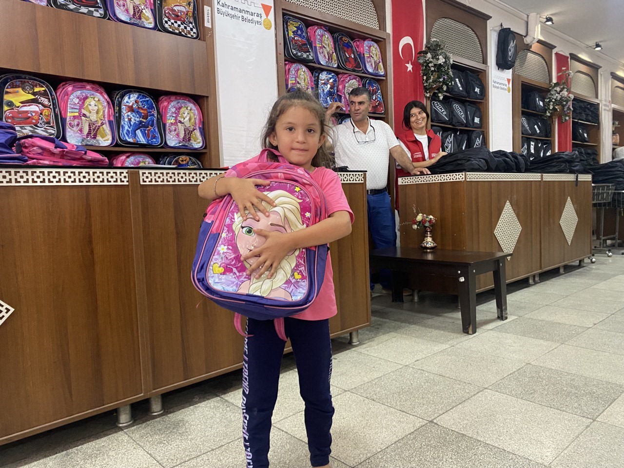 Binlerce &ouml;ğrenciye kırtasiye yardımı yapıldı
