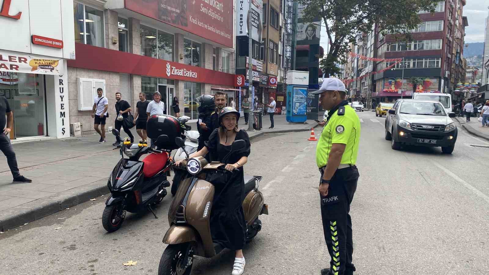 S&uuml;r&uuml;c&uuml;lere denetim yaptılar, kurallara uymayan cezayı yedi
