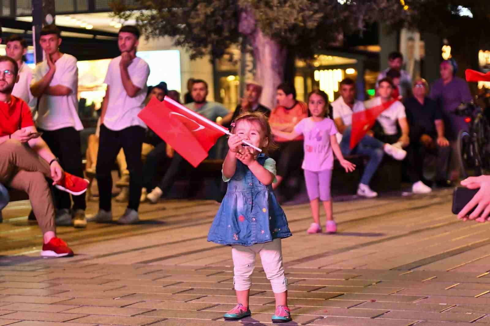 Esenyurtlular Türkiye-Sırbistan maçını dev ekranda izledi 