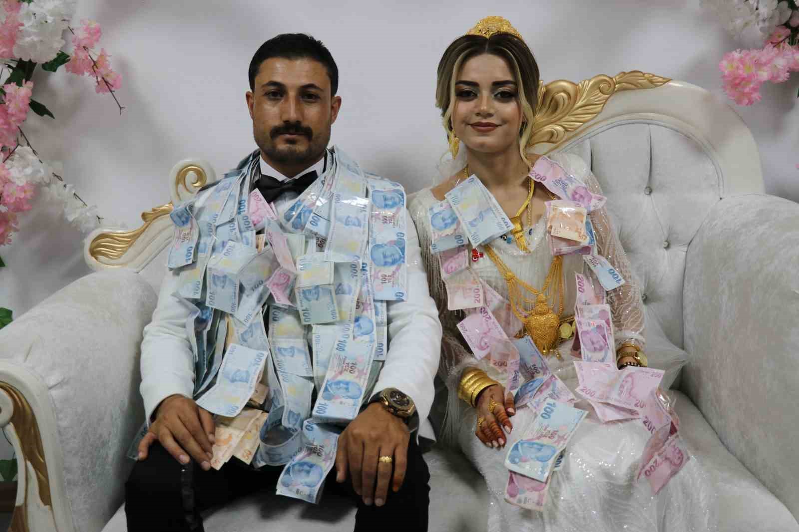 5 bin kişinin katıldığı düğünde gelin ve damada takılan takı dudak uçuklattı
