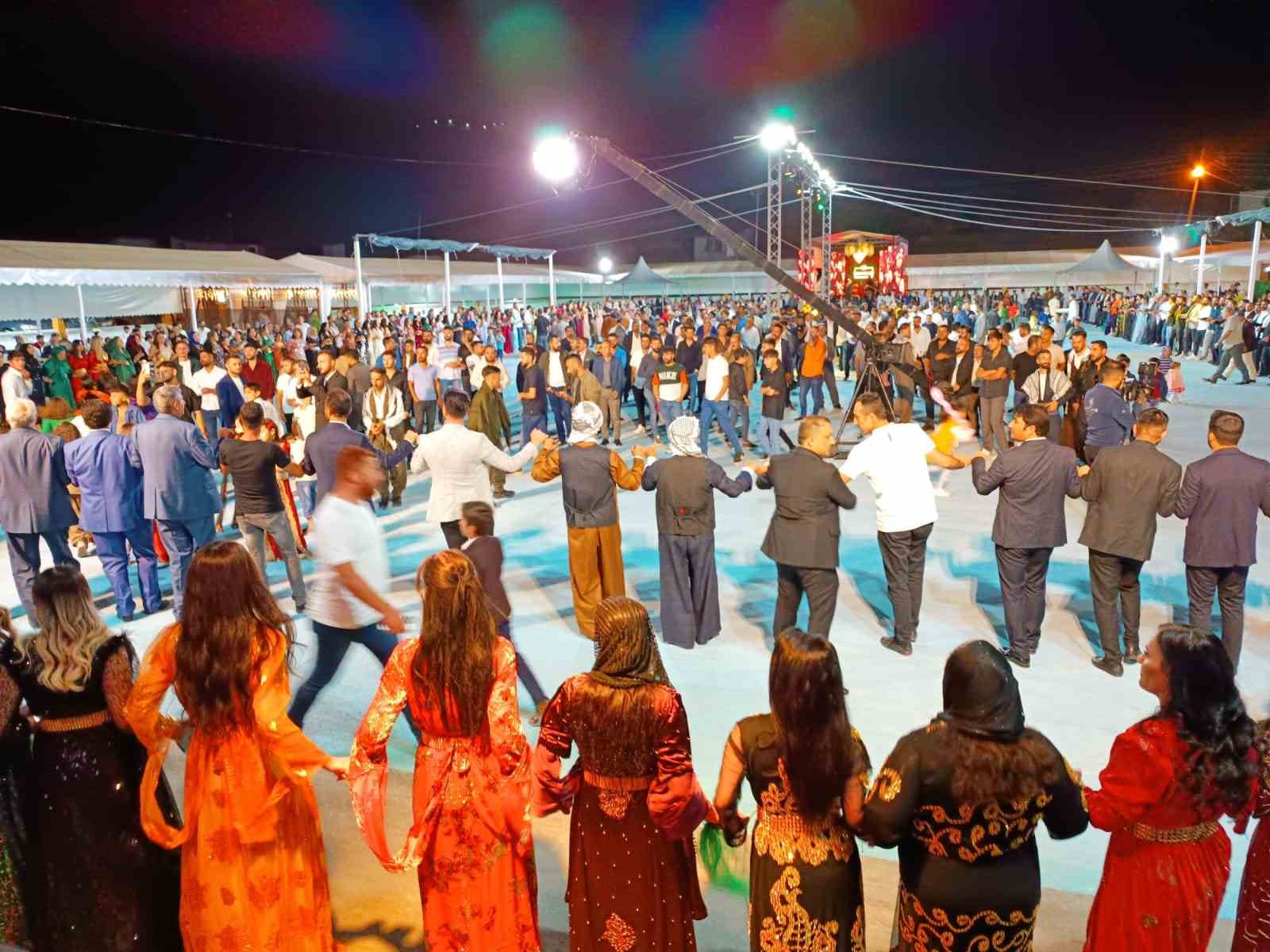 5 bin kişinin katıldığı düğünde gelin ve damada takılan takı dudak uçuklattı