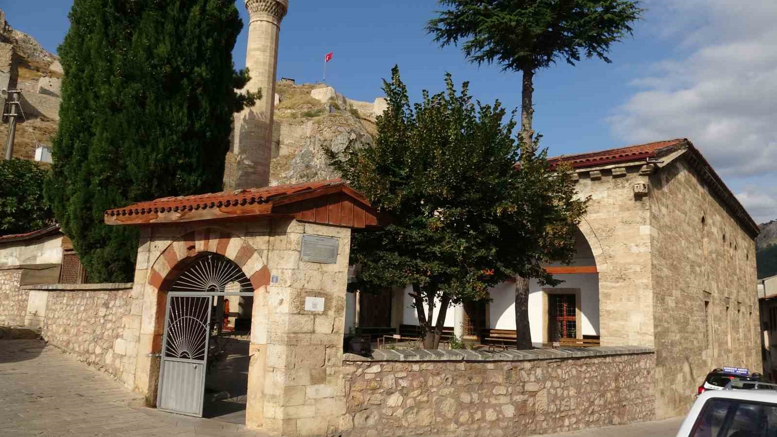 Zamana meydan okuyor, ecdadın hayvan sevgisini g&ouml;zler &ouml;n&uuml;ne seriyor

