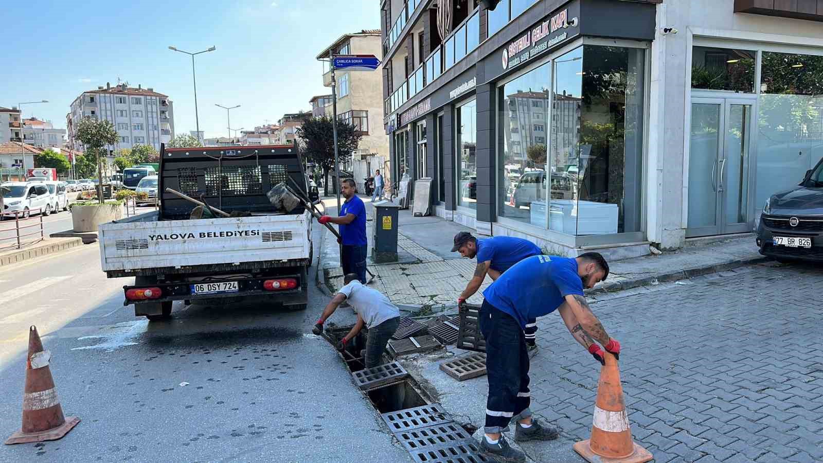 Yalova Belediyesi&rsquo;nden mazgal ve r&ouml;garlar temizliği
