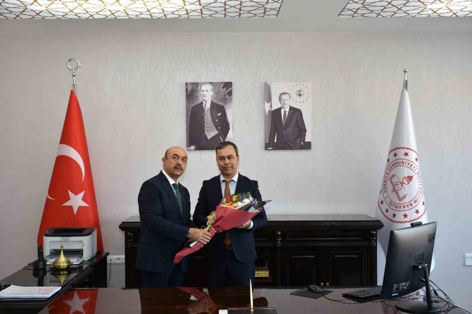 Erzincan Milli Eğitim M&uuml;d&uuml;r&uuml; olarak atanan Kartal g&ouml;reve başladı
