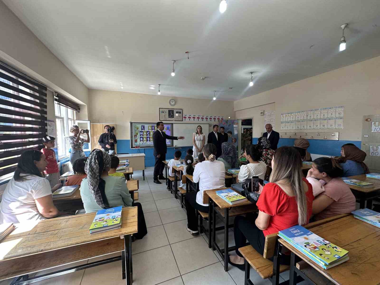 Yüksekova’da okullar açıldı: Tüm öğrencilerin sıralarına kitaplar bırakıldı