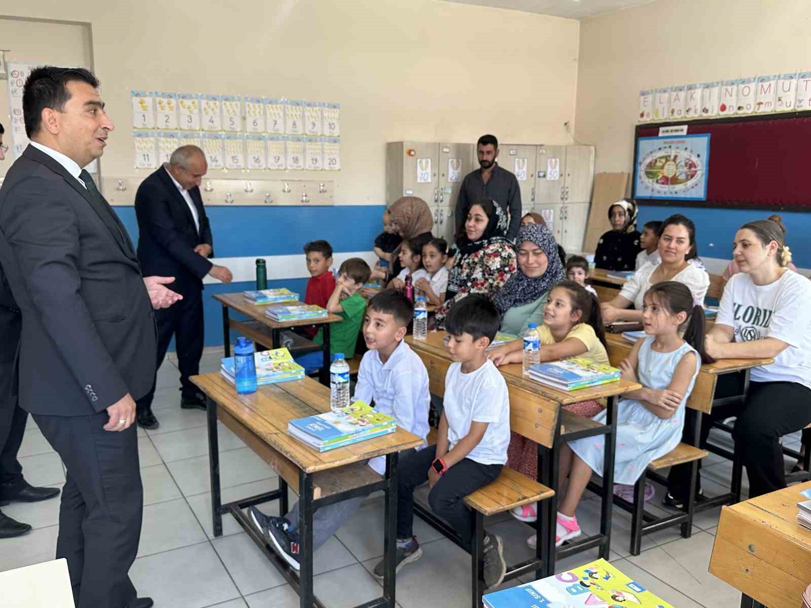 Y&uuml;ksekova&rsquo;da okullar a&ccedil;ıldı: T&uuml;m &ouml;ğrencilerin sıralarına kitaplar bırakıldı
