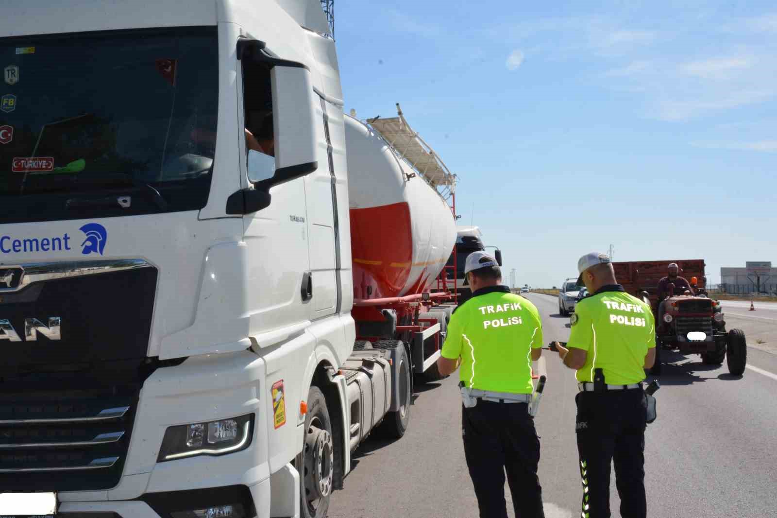 Kırklareli&rsquo;nde 3 bin 306 ara&ccedil; denetlendi: 30 ara&ccedil; trafikten men edildi
