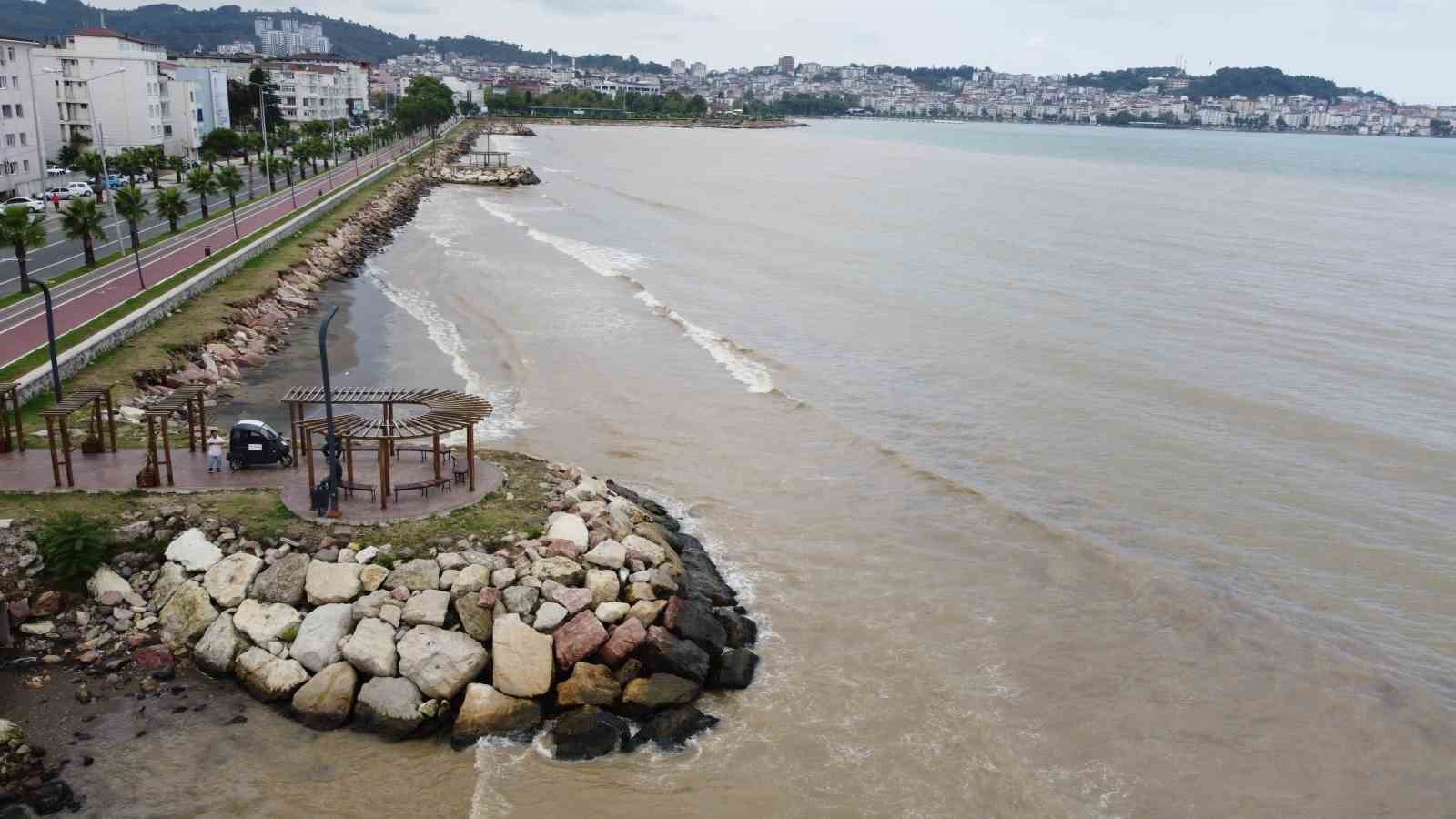 Ordu’da denizin rengi çamura bulandı