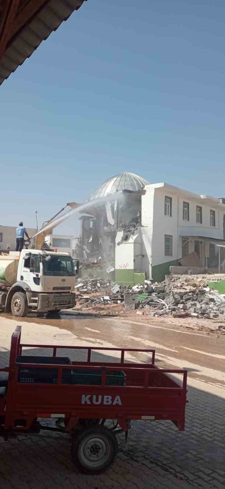 Karkamış’ta ağır hasar alan cami yıkıldı