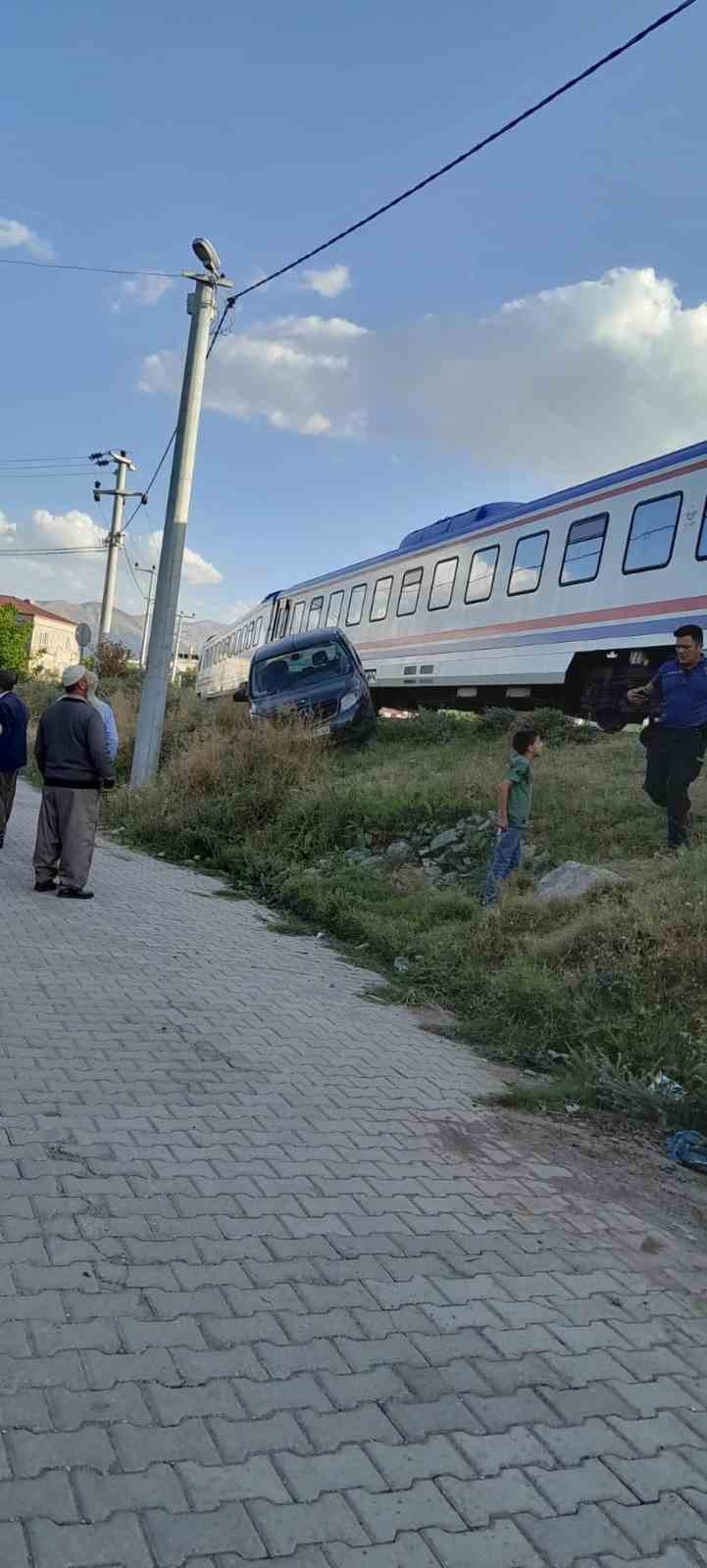 Van’da tren hemzemin geçitte otomobile çarptı: 1 yaralı