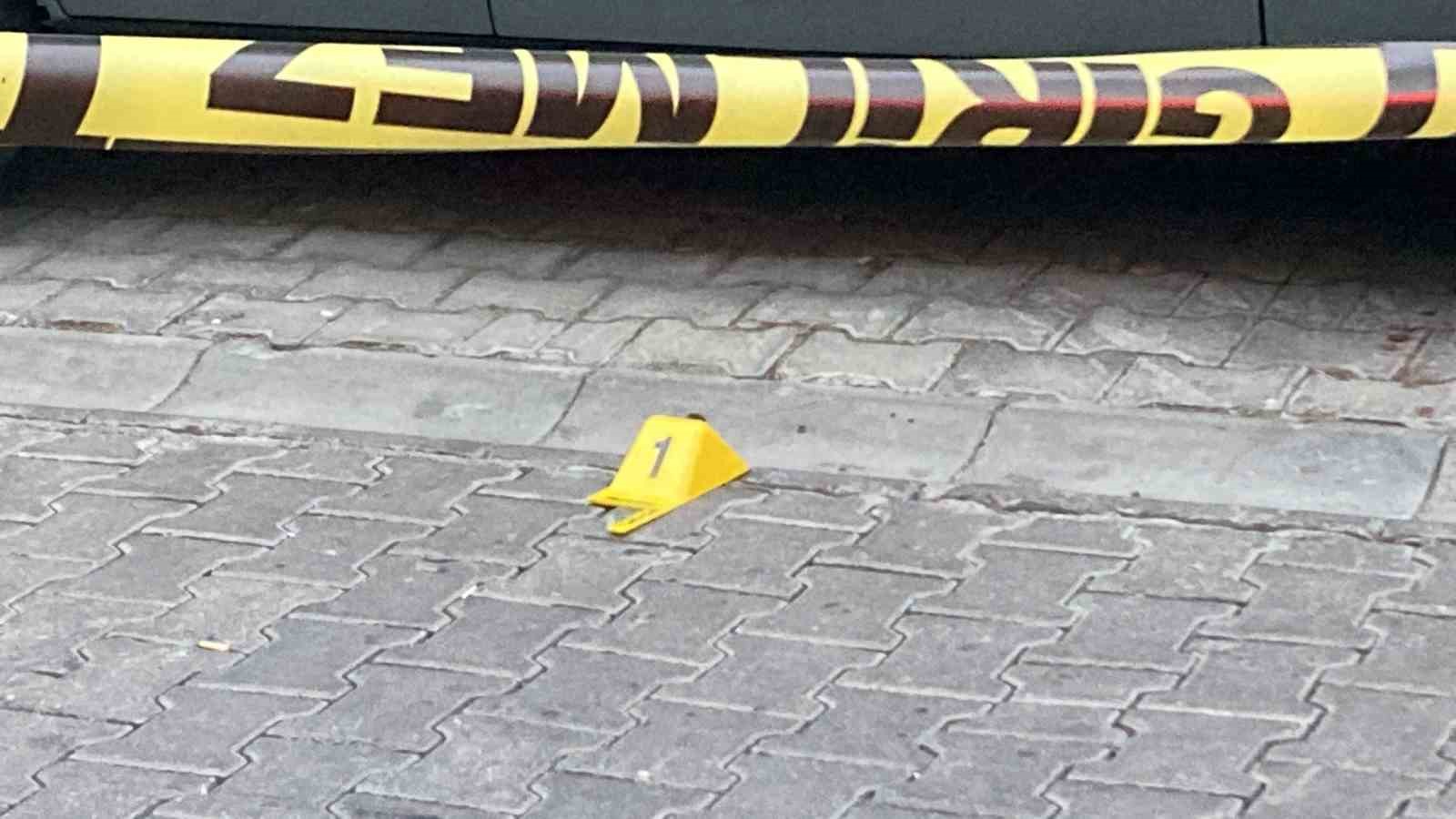 İzmir’de husumetlisinin sokak ortasında vurduğu şahıs ağır yaralandı
