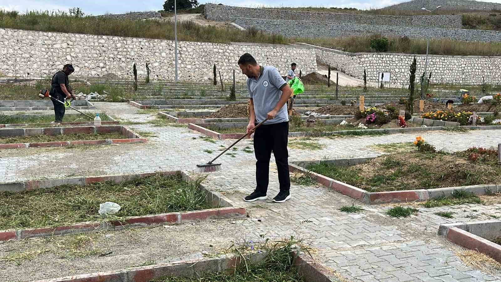 Mezarlıklarda bakım ve temizlik çalışmaları sürüyor