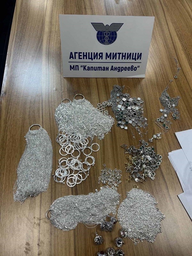 İç çamaşırı ve koltuklara gizlenen 20 bin euroluk altın ve gümüş komşuya takıldı