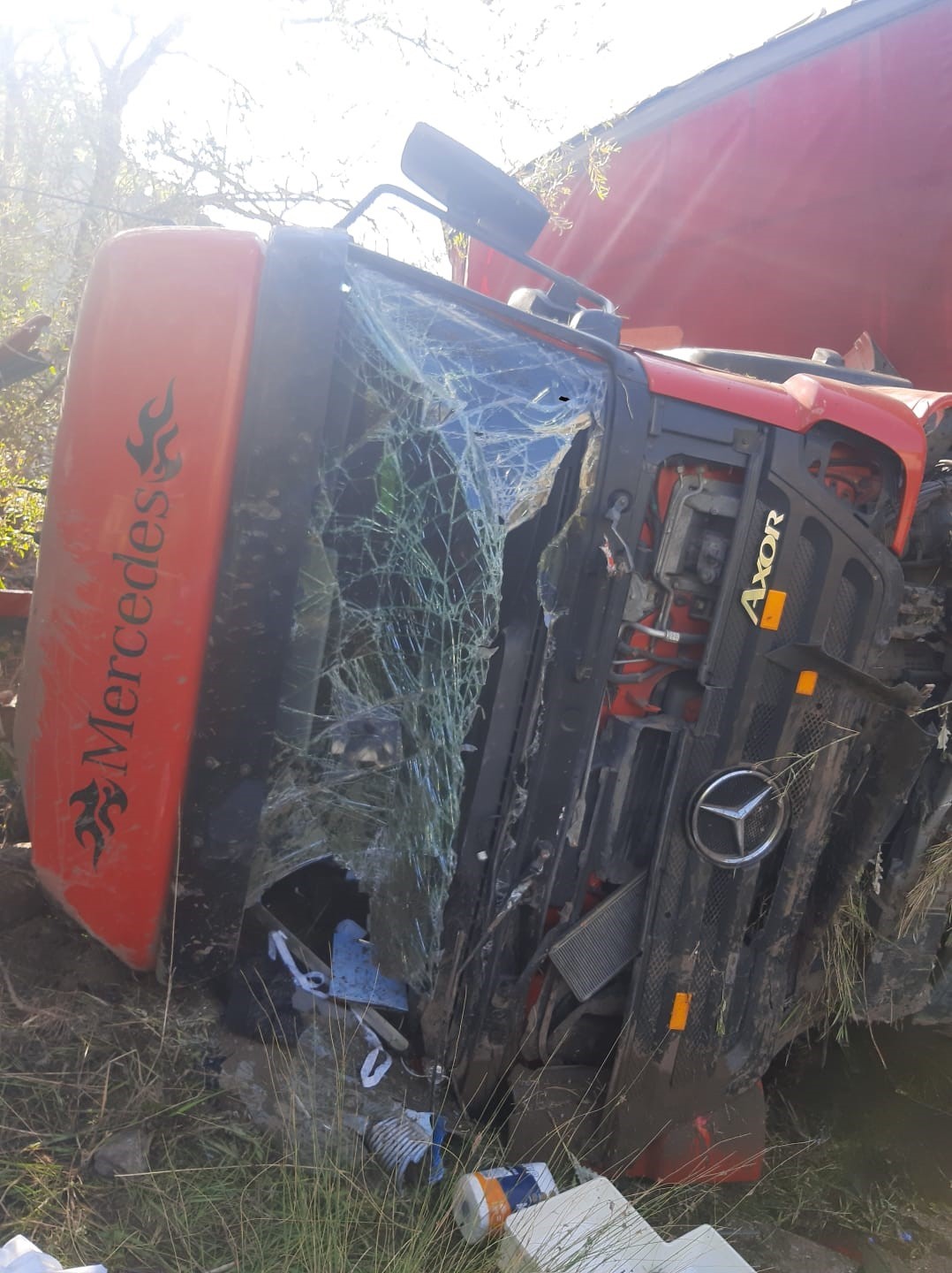 Erzincan’da tır şarampole uçtu