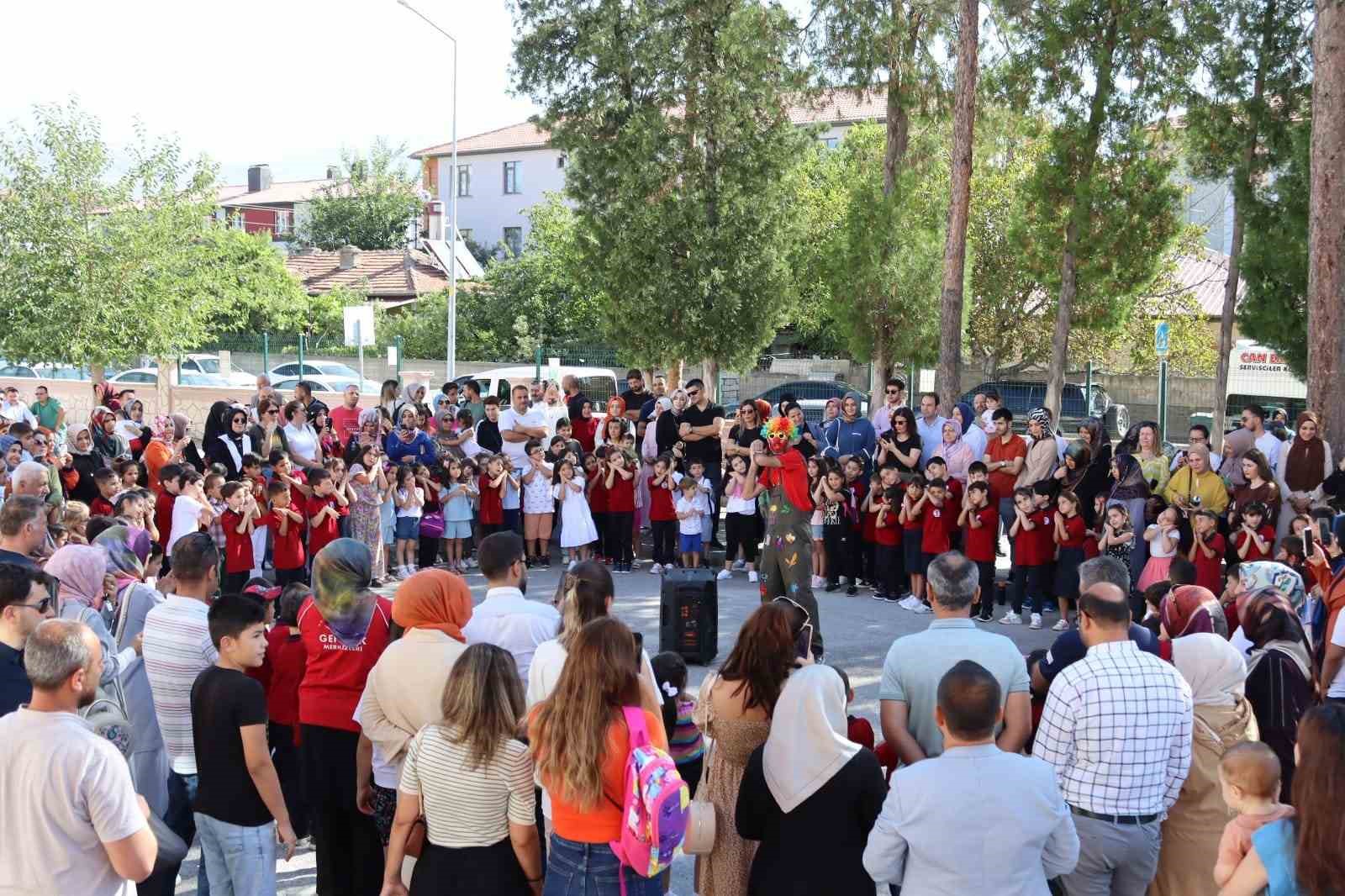 Okula yeni başlayan miniklere palyaço sürpriz
