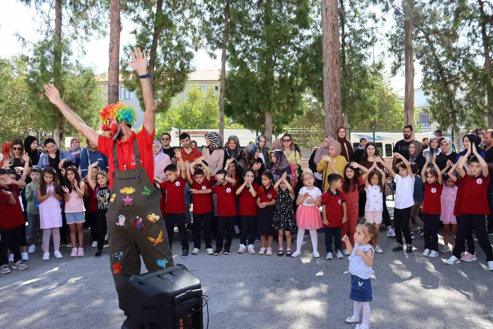 Okula yeni başlayan miniklere palya&ccedil;o s&uuml;rpriz
