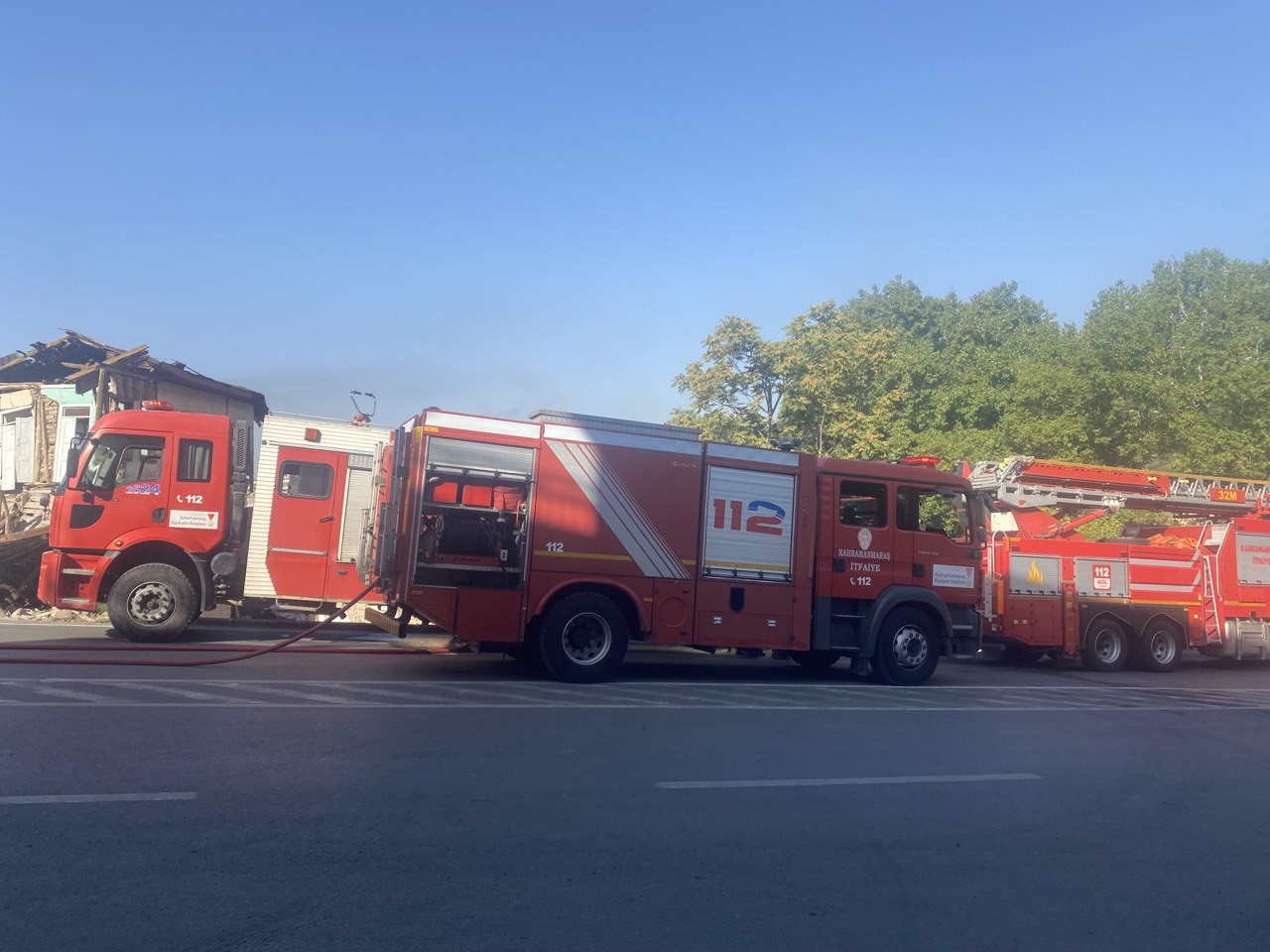 Metruk evin &ccedil;atısında &ccedil;ıkan yangın s&ouml;nd&uuml;r&uuml;ld&uuml;
