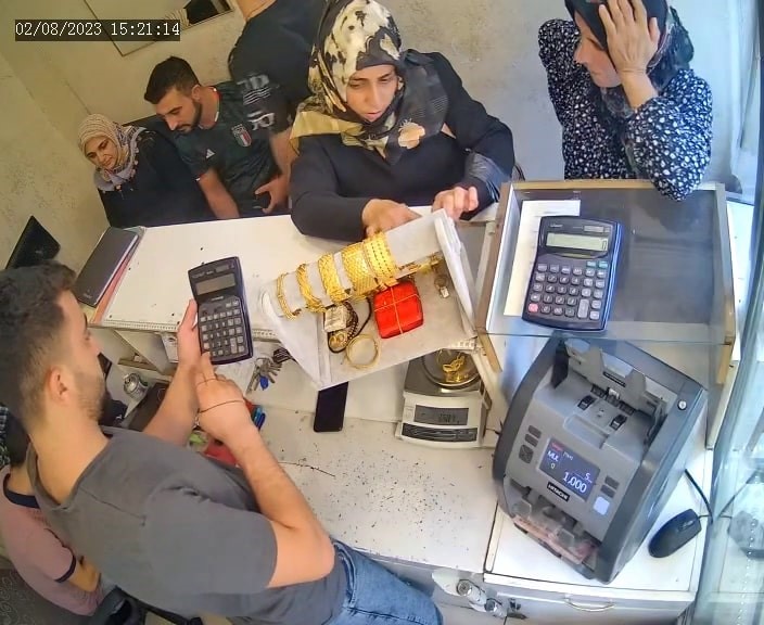 Kuyumcudaki hırsızlık kameraya yansıdı
