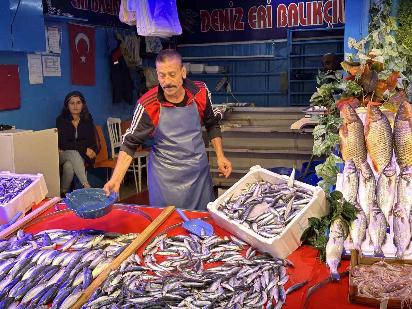 Balık sezonu açıldı tezgahlar renklenmeye başladı
