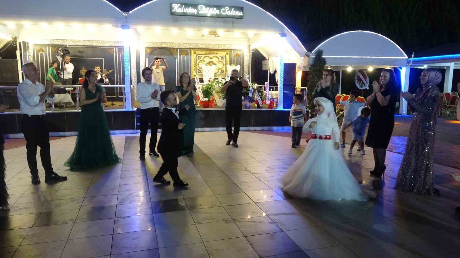 Boyları k&uuml;&ccedil;&uuml;k ama aşkları b&uuml;y&uuml;k
