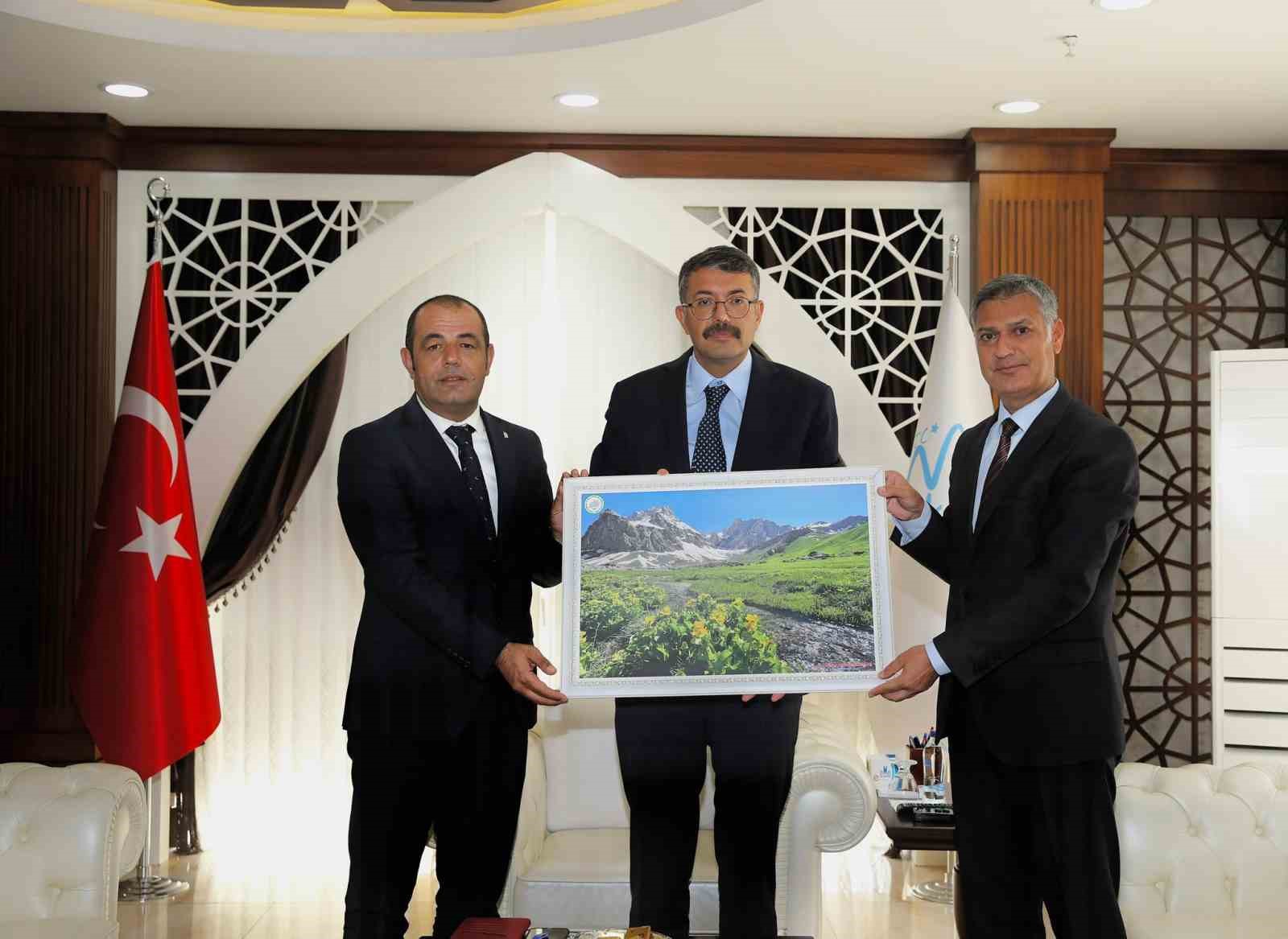 Vali Çelik: "Hakkari’nin eşsiz güzellikleri olan bir doğası var"