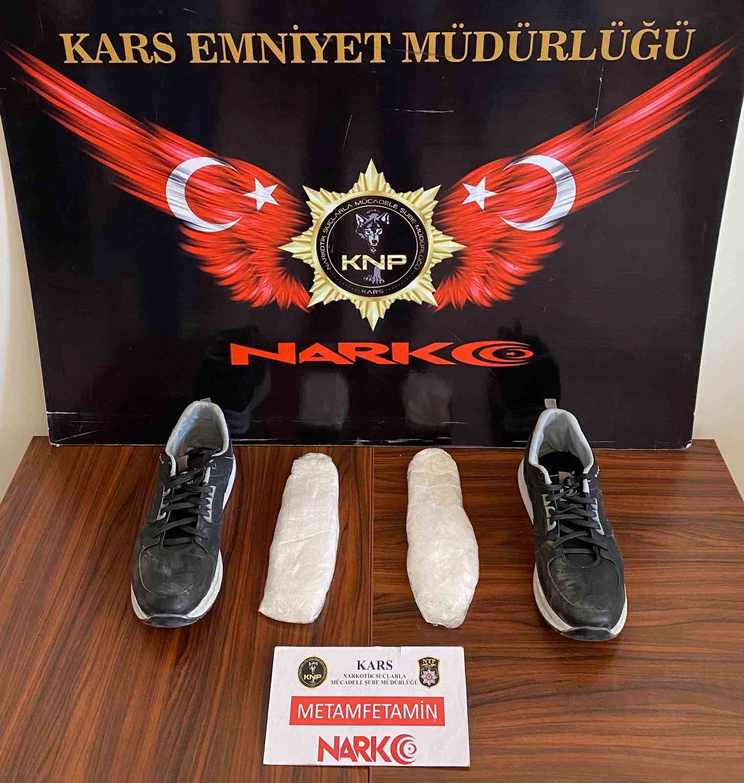 Kars&rsquo;ta ayakkabıdan uyuşturucu &ccedil;ıktı
