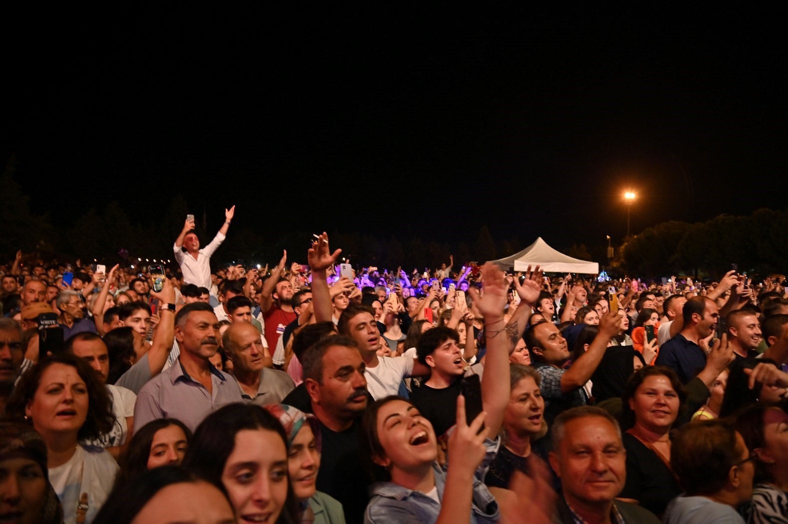 Nostalji kraliçesi, Akhisar’ı mest etti