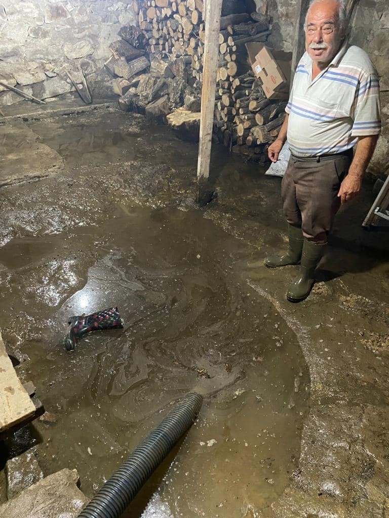 Kırklareli&rsquo;nde şiddetli yağış hayatı fel&ccedil; etti: Evleri su bastı
