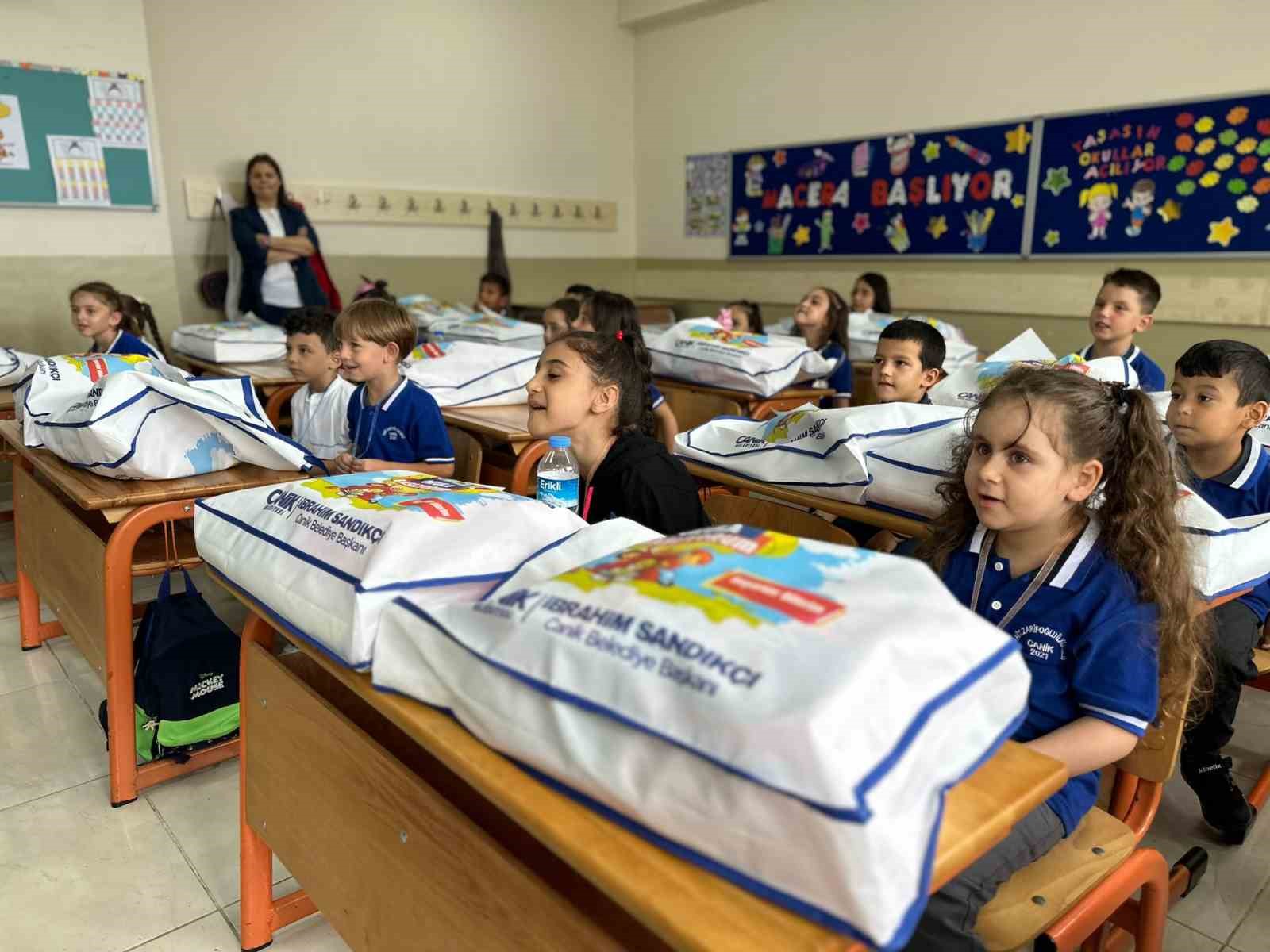 2 bin çocuğa kırtasiye seti ve okul çantası desteği