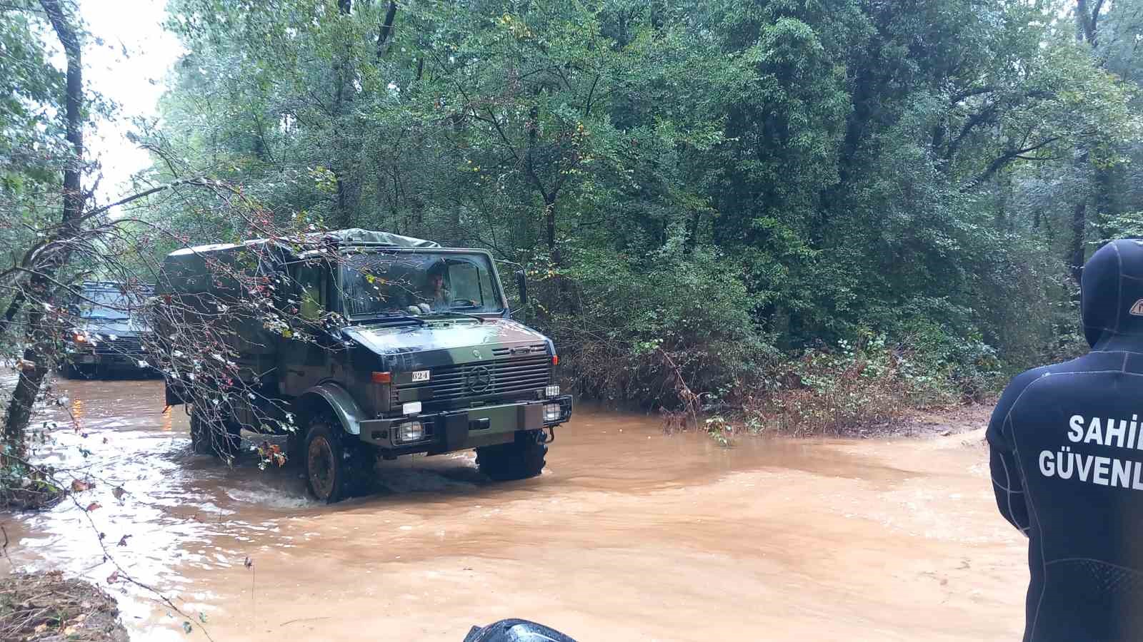 Sağanak yağışta bungalov evler sular içinde kaldı: Ekipler kayıp kişiler olabileceği konusundaki teyakkuzda