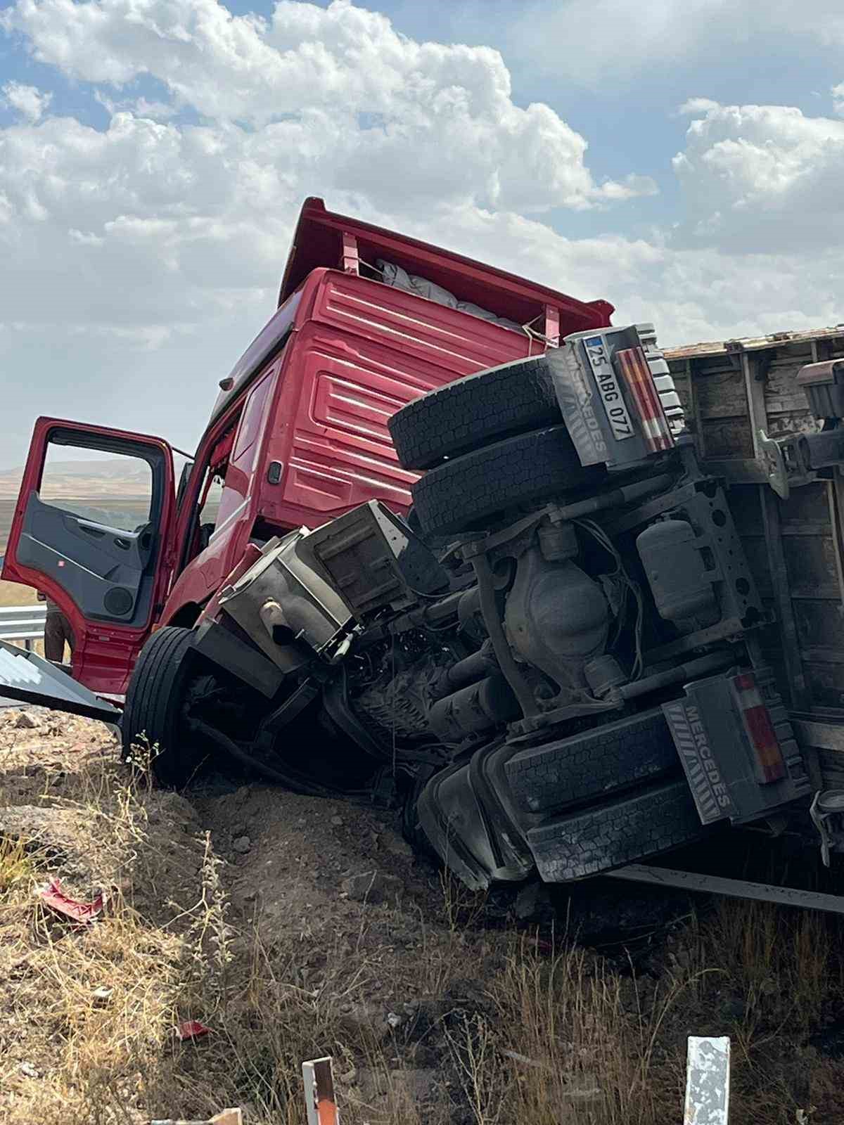 Kars’ta tomruk yüklü tır devrildi: 1 yaralı