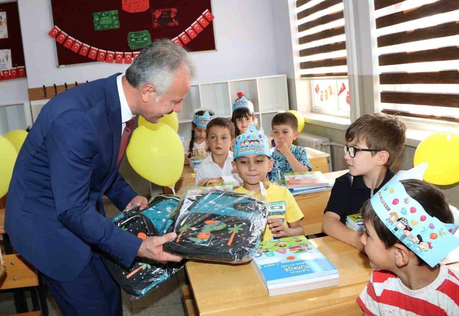 Sivas'ta minik öğrencilere çanta hediyesi