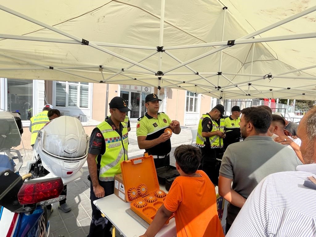 İpsala’da jandarma ekipleri açtıkları stantta sürücülere uyarılarda bulundu