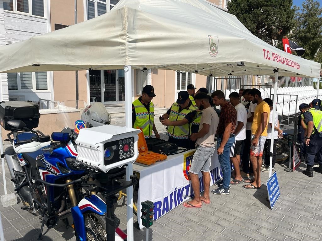 İpsala&rsquo;da jandarma ekipleri a&ccedil;tıkları stantta s&uuml;r&uuml;c&uuml;lere uyarılarda bulundu
