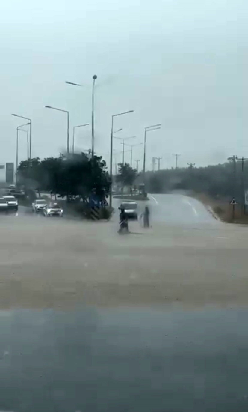 Sağanak yağış nedeniyle kapanan Geyikli-Ayvacık yolu trafiğe açıldı