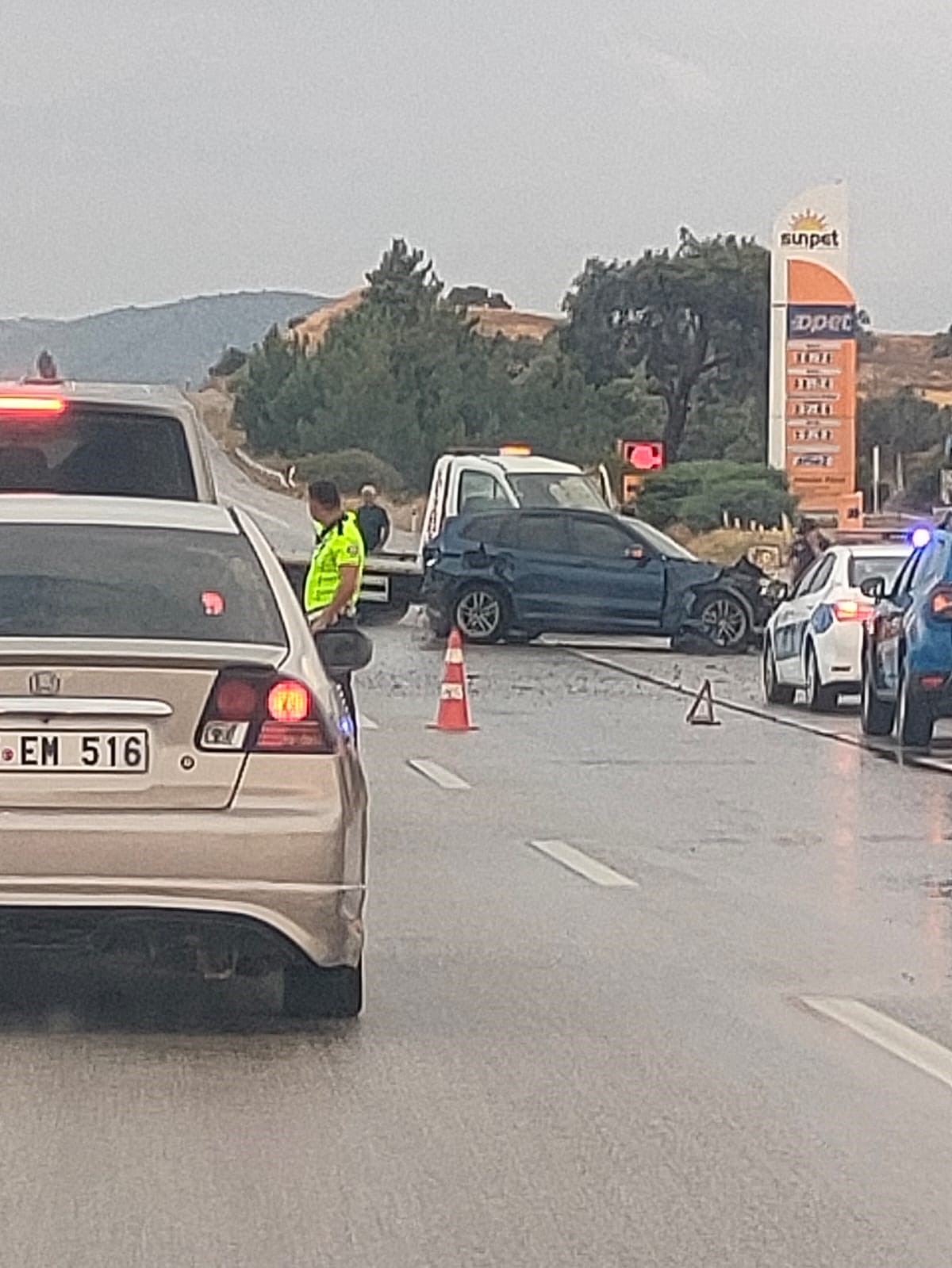 &Ccedil;anakkale&rsquo;de ref&uuml;je &ccedil;arpan aracın s&uuml;r&uuml;c&uuml;s&uuml; yaralandı
