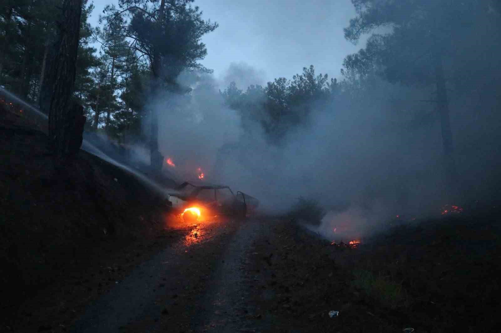 Adana’da otomobilde çıkan yangın ormanlık alana sıçradı