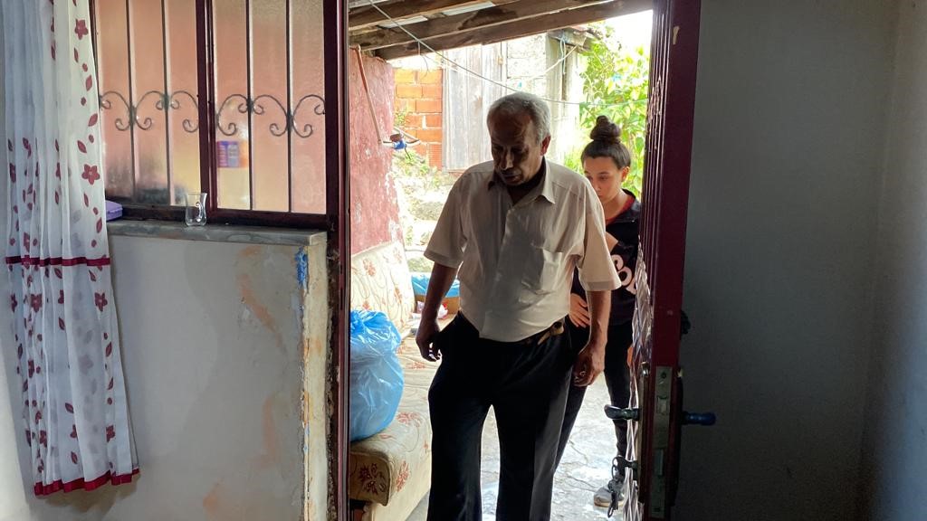 Hayırsever işadamı evleri yıkılan aileye ev satın aldı
